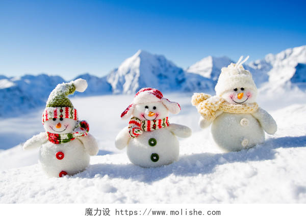 冬天圣诞快乐雪人朋友雪山背景中二十四节气立冬小雪大雪冬至小寒大寒